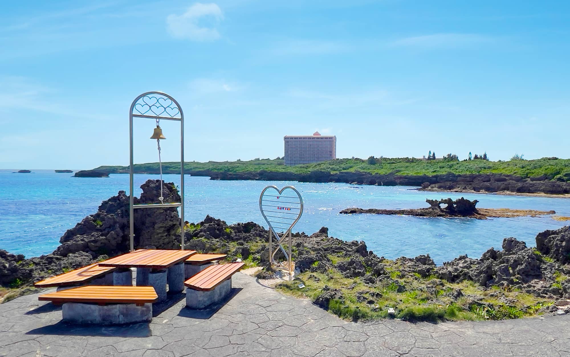 潮が描くハート 宮古島・上野の奇岩が公式“恋人の聖地”に - 宮古島経済新聞